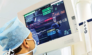 Anästhesist vor einem Monitor