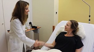Ärztin, die mit einer Patientin auf Station spricht
